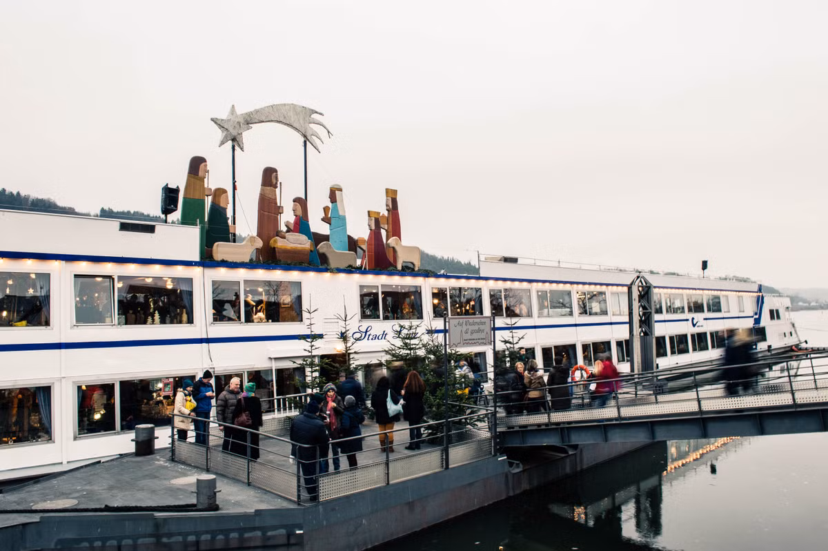 Khu chợ Giáng sinh kéo dài từ trên tàu đến cảng và được điểm xuyết bằng một cây thông khổng lồ rực rỡ trong ánh sáng nhấp nháy của 4.000 ngọn đèn và 1.500 quả châu, tạo nên một cảnh sắc lộng lẫy trên dòng Danube trong đêm.