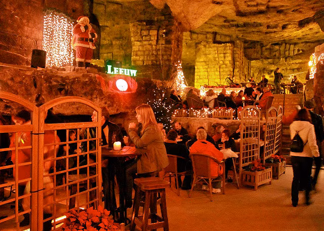 Các quầy hàng đủ kích cỡ nối dọc hành lang rộng và dài bên vách đá, bày bán đủ mọi vật trang trí hay quà Giáng sinh của địa phương lẫn quốc tế. Ngay từ cửa hai động, những vòng hoa và thông Giáng sinh được giăng mắc khắp nơi.