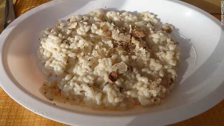 Nấm cục trắng có vị ngọt và mùi thơm kỳ lạ chính vì sự đặc biệt đó mà những món ăn có thành phần là loại nấm này luôn đắt đỏ.