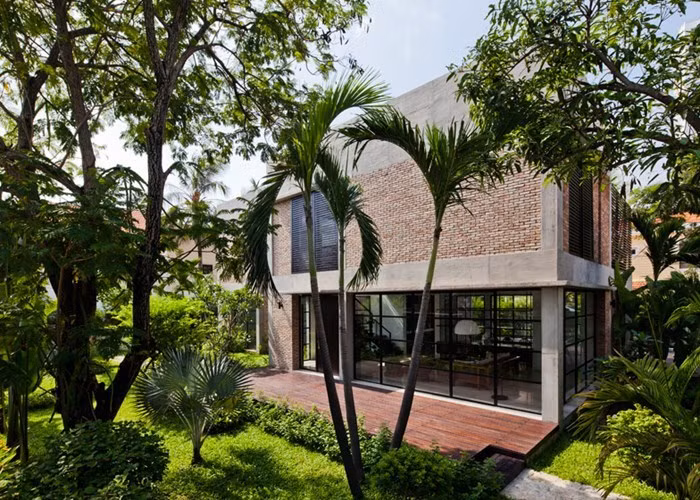 Công trình ấn tượng khác cũng xuất hiện trên trang Dezeen trong năm nay là biệt thự Thảo Điền ở khu Thảo Điền, quận 2, TP HCM. Biệt thự rộng 280 m2 này do công ty kiến trúc MM++ Architect chịu trách nhiệm thiết kế.