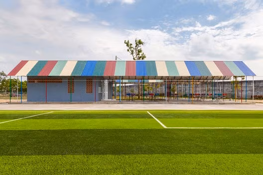 Hồi tháng 8, tờ Archdaily (Mỹ) đã đăng tải những hình ảnh về ngôi nhà cộng đồng bảy sắc cầu vồng có tên Re-ainbow ở huyện Đức Thọ, tỉnh Hà Tĩnh, Việt Nam. Ngôi nhà này được thiết kế và xây dựng bởi công ty H&amp;P Architects và nhóm tình nguyện, hoàn thành năm 2015.