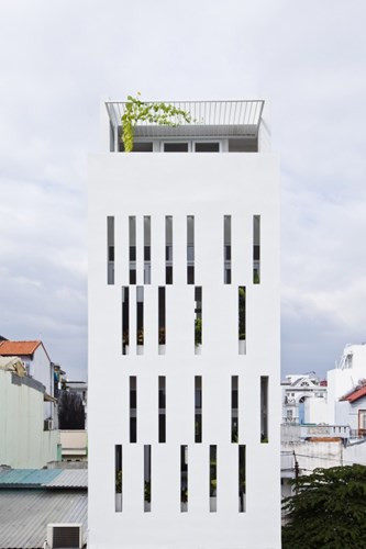 Ngôi nhà màu trắng nổi bật trên tạp chí kiến trúc Archdaily (Mỹ) tên The Gills do kiến trúc sư Võ Quang Thi thiết kế, có diện tích 261 m2, nằm trong một khu vực tái định cư ở quận 7, TP HCM, Việt Nam. Công trình được thiết kế với mục đích vừa làm văn phòng, vừa là không gian sống của một cặp vợ chồng cùng con cái ở các tầng trên.