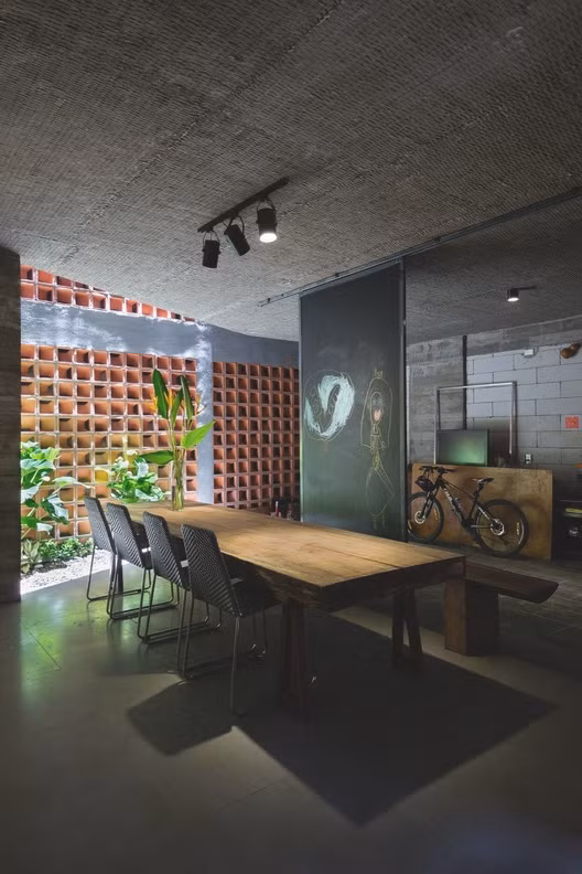 Đây là khu văn phòng, đồng thời cũng là không gian sống và thư giãn của gia đình một kiến trúc sư.