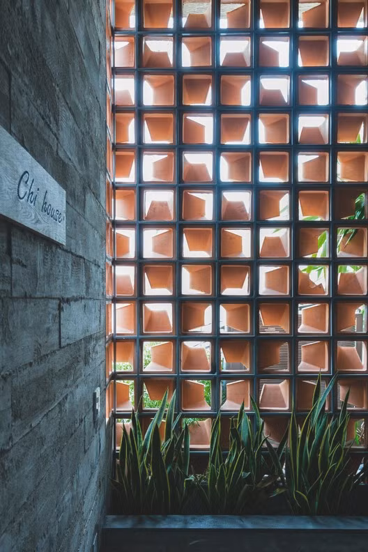 Bố trí gạch ở nhiều kích thước ngẫu hứng tạo ra mặt tiền có nhịp điệu độc đáo và hiệu ứng hình ảnh ánh sáng len lỏi vào bên trong.