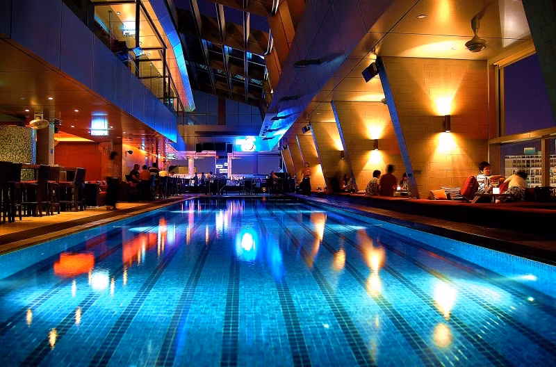 Bar Ascend nằm trên tầng 33 của khách sạn Kuala Lumpur Traders, Malaysia. Quán bar có một góc nhìn hoàn hảo dành tặng cho những du khách ghé qua thành phố Petronas Towers.