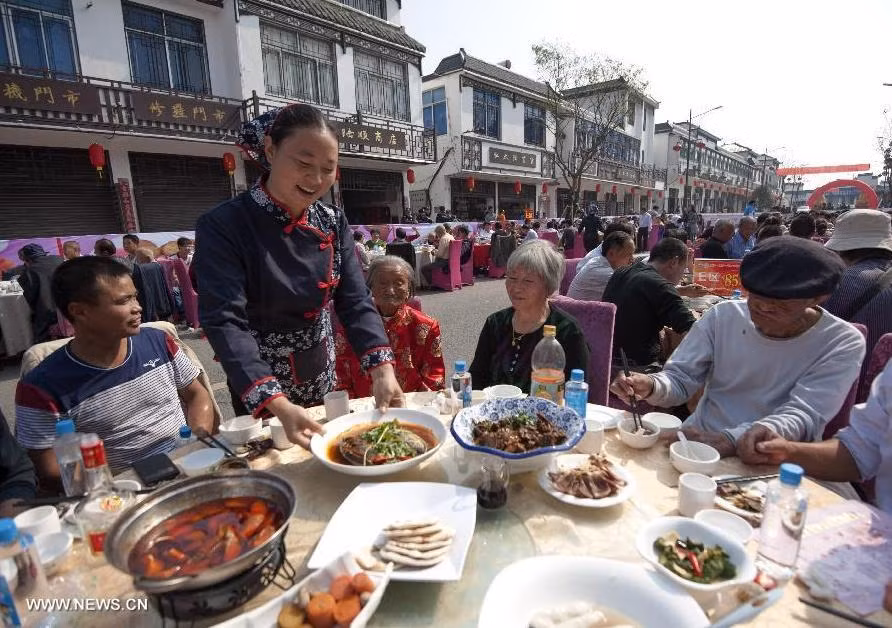 Cận cảnh một bàn tiệc.