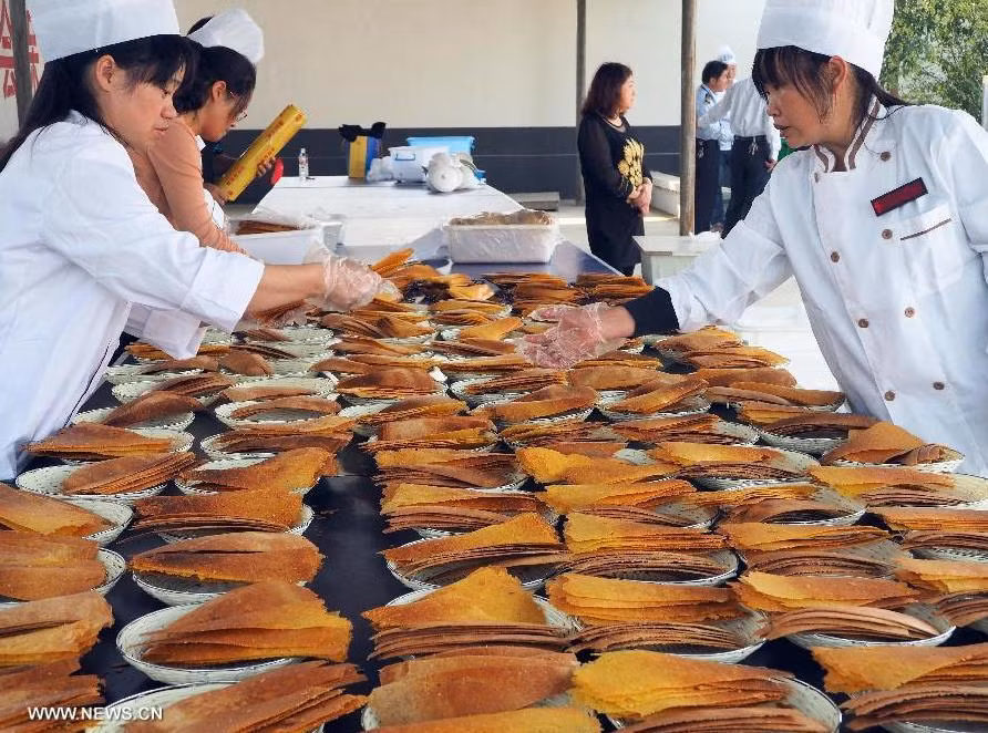 Các đầu bếp tất bật chuẩn bị món ăn.