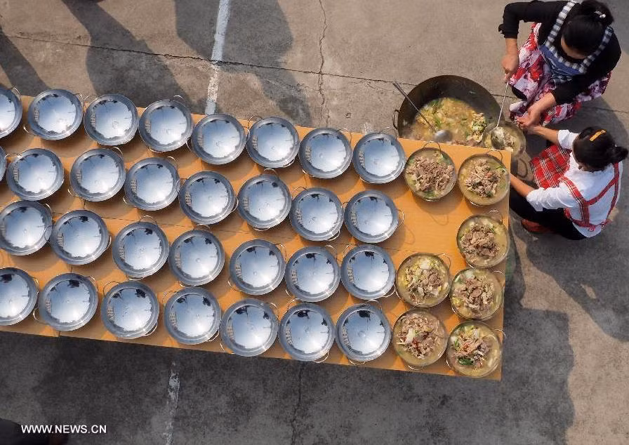 Bữa tiệc bàn dài thu hút đông đảo người dân địa phương và du khách tham gia.