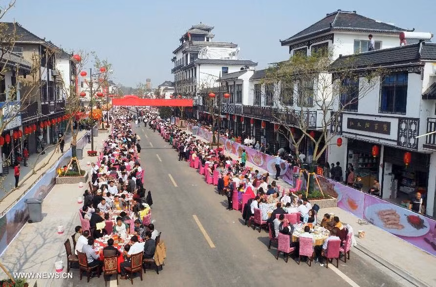 Ngoài ra, yến tiệc bàn dài ở quận Hồng Trạch diễn ra hôm 17/10 vừa qua còn là sự kiện thu hút khách du lịch ghé thăm địa phương này.