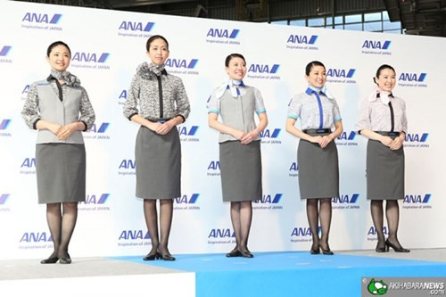 Đội ngũ tiếp viên hàng không của ANA được trang bị đồng phục thanh lịch.