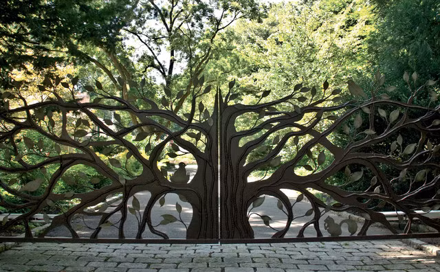 Cổng hình cây ấn tượng.