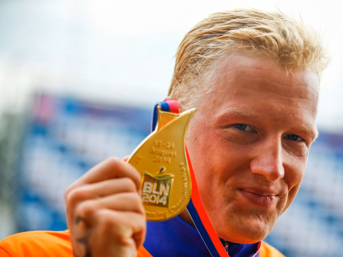 9. Hà Lan với mức dự trữ vàng chính thức: 612,5 tấn và tỷ lệ vàng trong dự trữ ngoại hối: 55,8%. Vào cuối năm 2014, Ngân hàng Trung ương Hà Lan tuyên bố đưa một lượng lớn vàng dự trữ ở Mỹ mang về nước. Hà Lan hy vọng biện pháp này sẽ “tác động tích cực tới niềm tin của người dân” về sự an toàn của dự trữ vàng quốc gia.