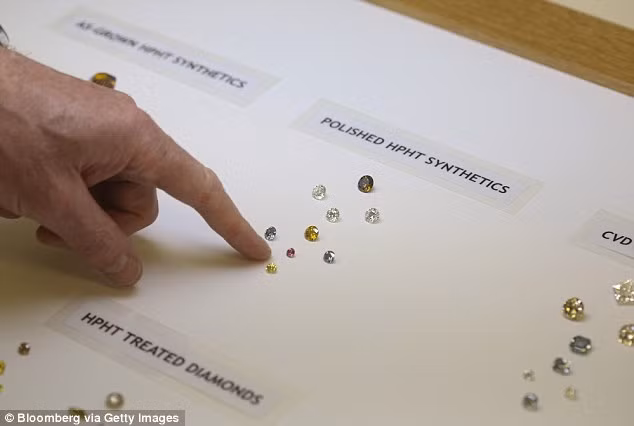 Những viên kim cương nhân tạo đầu tiên đã được tạo ra từ năm 1950.