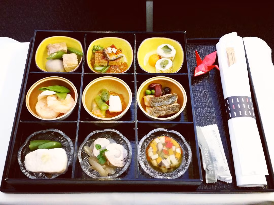 Thực đơn 9 món trên khoang hạng nhất của hãng hàng không Japan Airlines.