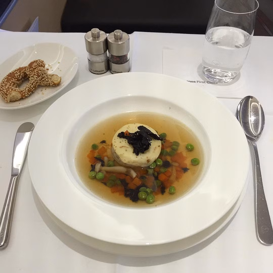Món tráng miệng khá ngon mắt trên khoang hạng nhất của hãng Lufthansa.