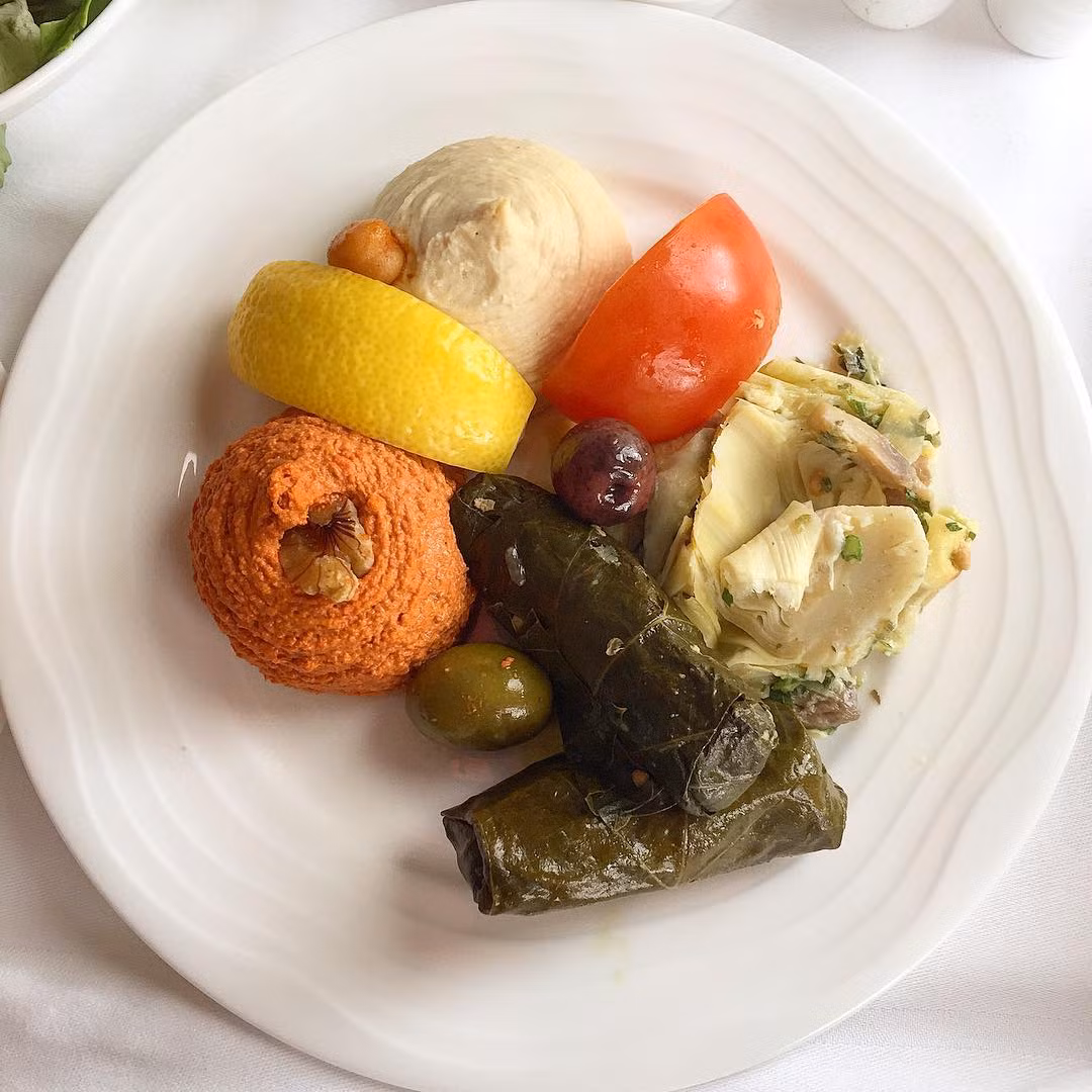 Món ăn truyền thống trên chuyến bay từ Dubai đến Hong Kong của hãng Emirates.