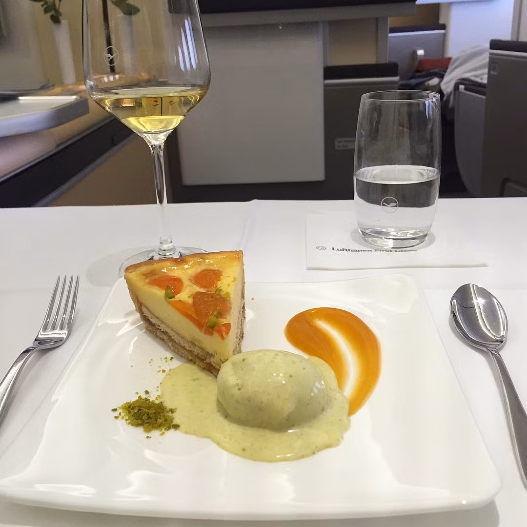 Hãng Lufthansa (Đức) cung cấp thực đơn tráng miệng trên khoang hạng nhất rất phong phú và đa dạng.