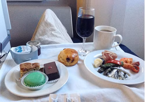 Thực đơn ăn nhẹ buổi chiều trên khoang hạng nhất hãng British Airways.