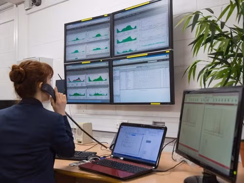 Nhà phân tích an ninh thông tin: Độ chênh lệch giữa số lượng đăng tuyển hàng tháng và số lượng nhân sự được tuyển trong công việc này là: 27.512. Độ tăng trưởng (từ 2010 – 2015): 15.180.Thu nhập trung bình theo giờ: 42,74 USD.