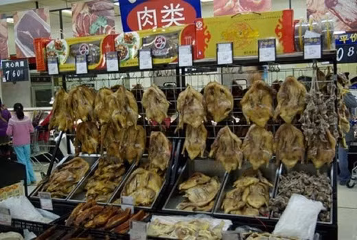 Vịt khô nguyên con.