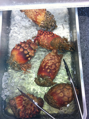 Siêu thị ở Nhật Bản còn bán một mặt hàng hải sản giống như quái vật biển.