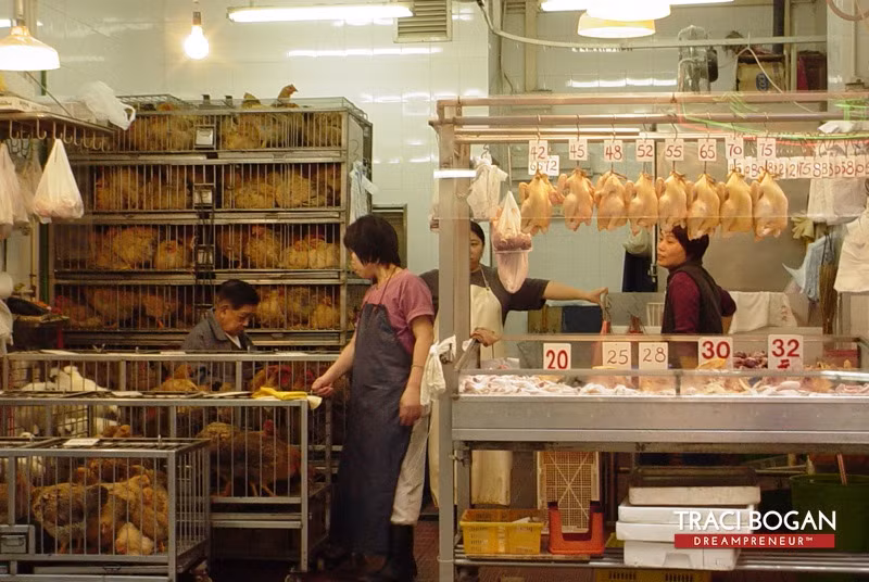 Gà sống cũng là một mặt hàng được bán ở siêu thị Trung Quốc.