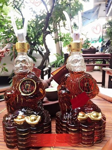 Những chai rượu ngoại hình con khỉ cũng được giới đại gia săn đón để làm quà tặng dịp Tết năm nay.