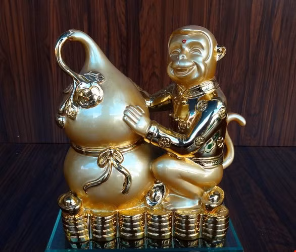 Tượng khỉ bằng vàng vừa có giá trị vật chất vừa là biểu tượng may mắn cho năm mới, mang tài lộc cho người sở hữu, rất thích hợp với những người tuổi khỉ hoặc có mệnh hợp với năm con khỉ.