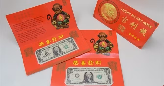 Tờ tiền USD chào mừng năm Bính Thân với số sê-ri bắt đầu từ 8888. Những tờ 1 USD này có ý nghĩa may mắn, trường thọ thông qua hình ảnh con khỉ ôm quả đào tiên.