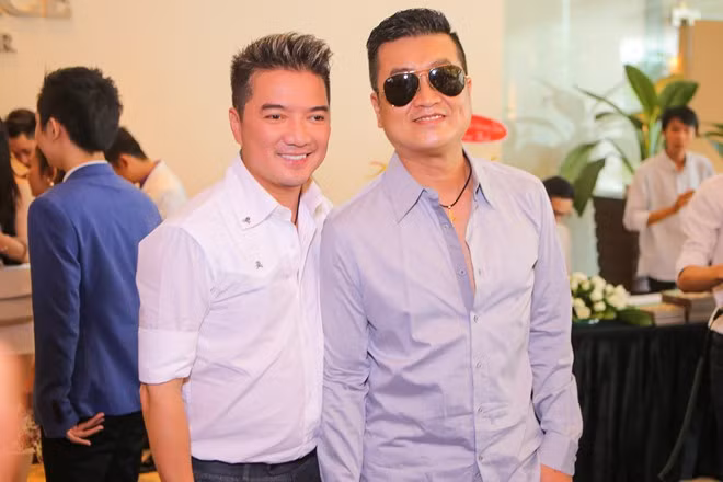 Trước niềm vinh dự này, Mr. Đàm không giấu được hạnh phúc. Tuy nhiên, anh cũng bày tỏ sự tiếc nuối khi không thể lùi chuyến lưu diễn tại Mỹ để sang Hàn Quốc vào ngày 26/11 tham dự lễ trao giải. Ông hoàng nhạc Việt cho biết anh sẵn sàng đi bất cứ chuyến bay nào nhưng cuối cùng vẫn đành chịu thua. Trong ảnh, nhạc sĩ Minh Nhiên có mặt để chúc mừng đồng nghiệp.