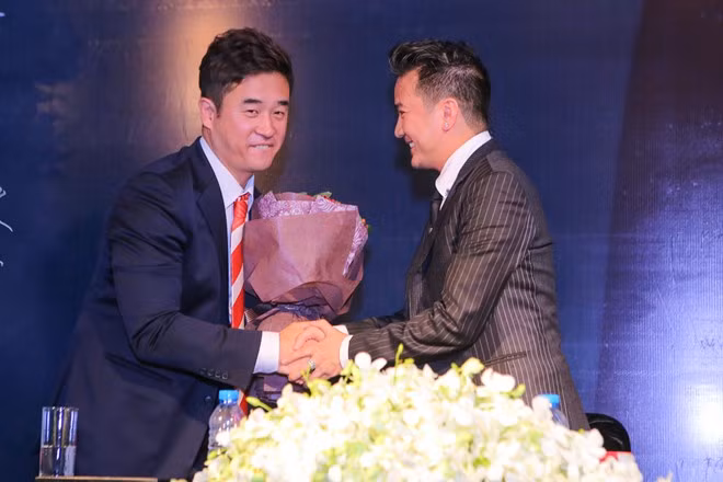 Hiệp hội người mẫu Châu Á - 1 trong 3 đơn vị đứng ra phối hợp tổ chức giải thưởng cử đại diện là ông Lee Sun Ki sang Việt Nam tham gia buổi họp báo. Nói về lý do chọn Đàm Vĩnh Hưng để trao giải, ông giải thích đây là kết quả dựa trên bình chọn của đông đảo người Việt Nam đang sống và làm việc tại xứ sở kim chi.