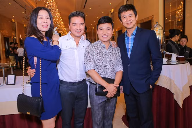 Ca sĩ Thái Châu (bìa phải) chụp ảnh cùng Đàm Vĩnh Hưng và Quang Linh.