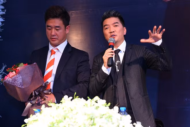 Bên cạnh đó, ban tổ chức cũng ghi nhận các thành tựu, đóng góp, hoạt động nghệ thuật và các công tác thiện nguyện xã hội của nam ca sĩ trong suốt 20 năm nay. Trong buổi họp báo, ông Lee Sun Ki thú nhận là một fan của Đàm Vĩnh Hưng, trong đó thích nhất là ca khúc Bình minh sẽ mang em đi.