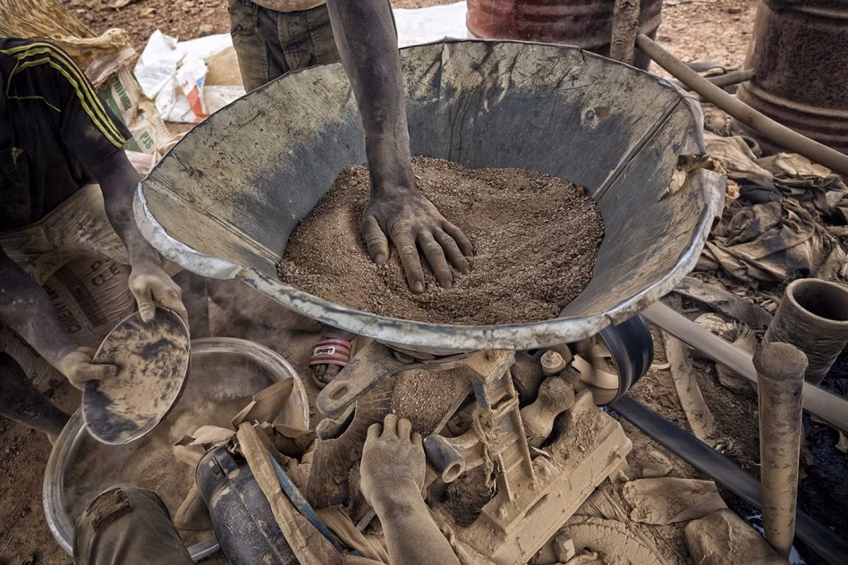 Ngoài việc đào vàng, người dân ở Bani còn khai thác quặng. Thế nhưng họ không thể lường được rằng trong khi nghiền quặng, kim loại nặng như chì có thể tấn công phổi của người lao động.