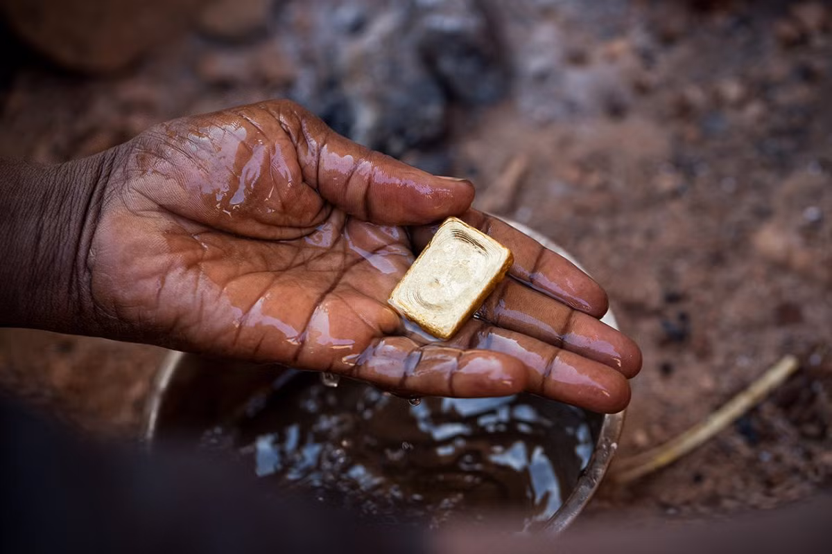 Một đại lý vàng trong nước ở Bani cho hay: "Tôi biết nhiều nhóm các thợ khai thác vàng trong 22 năm qua, họ không giàu nhưng cũng có một cuộc sống đàng hoàng".