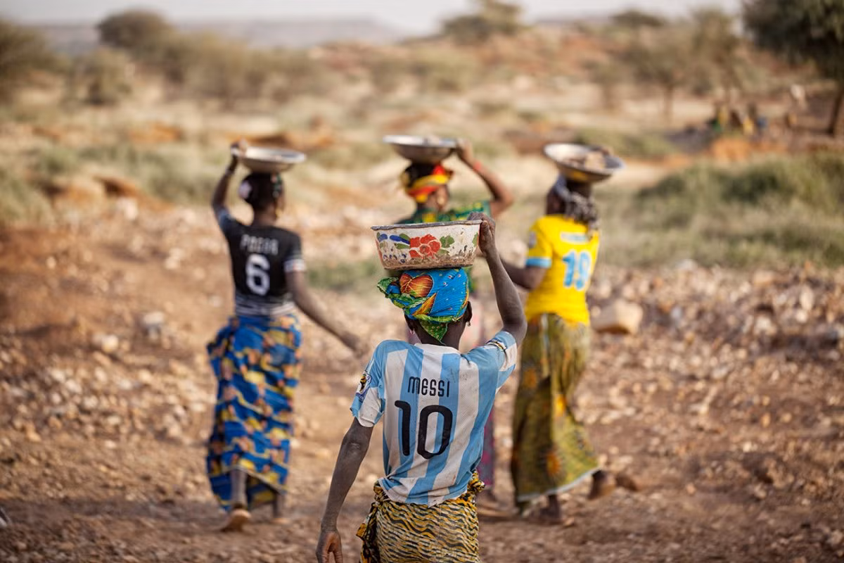 Công việc bắt đầu lúc mặt trời mọc và kết thúc vào buổi hoàng hôn. Hầu hết những đứa trẻ ở mỏ vàng đều phải tự nấu ăn, giặt giũ, gánh nước và đào mỏ đá tìm vàng, thường xuyên phải làm việc liên tục suốt 11 giờ mà không dừng lại.