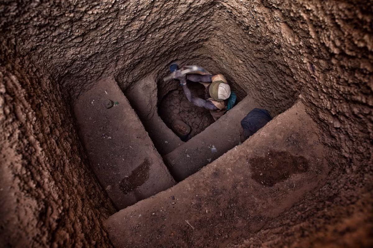 Các thợ mỏ vẫn khai thác vàng quanh năm để chi trả cho các nguồn cung thực phẩm, công cụ...Sau khi trừ hết các chi phí, người thợ còn rất ít tiền để mang về nhà.