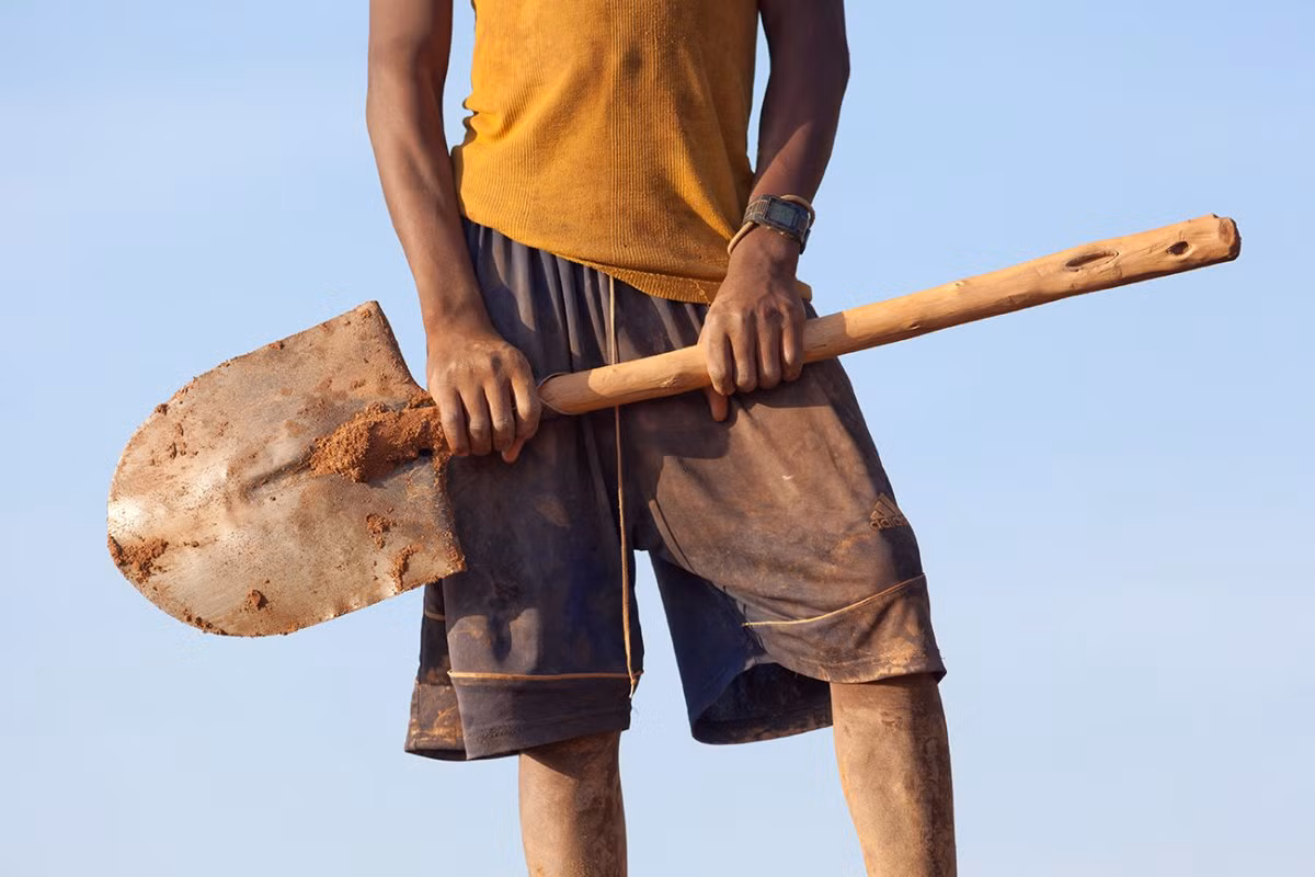 Những hình ảnh của phóng viên Krivic cho thấy quá trình khai thác mỏ vàng của những người đàn ông, phụ nữ và trẻ em diễn ra hết sức gian cực và nguy hiểm.