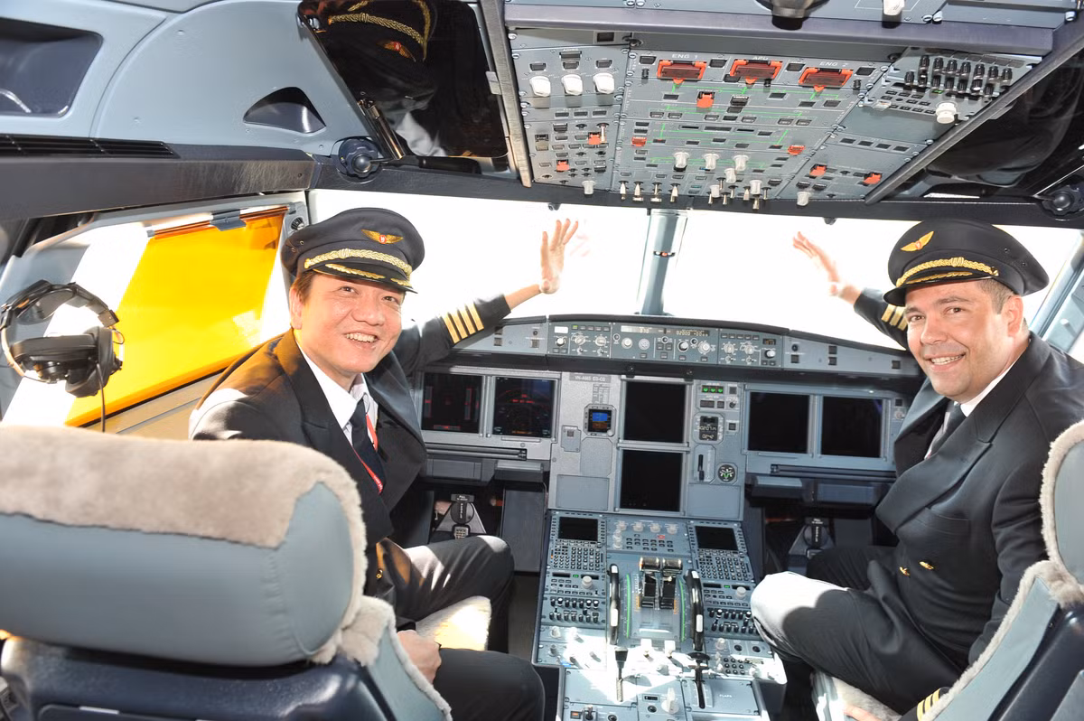 Các phi công đưa tàu bay mới về Việt Nam.