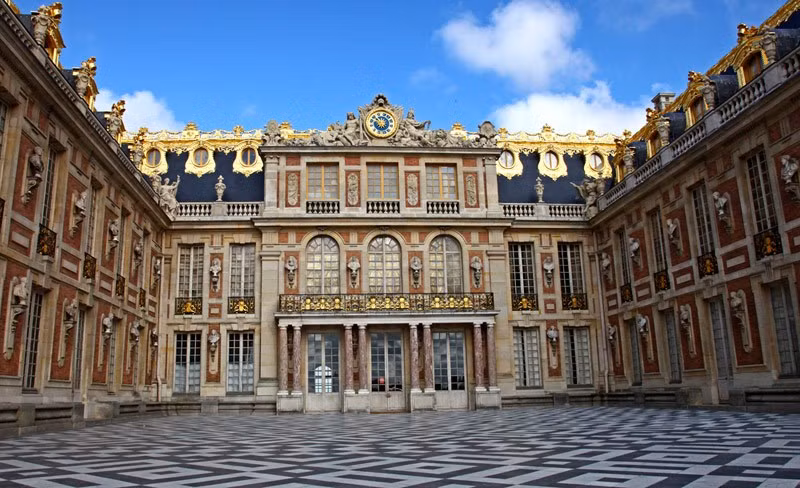 Bộ phận nổi bật duy nhất của cung điện Versailles chính là nóc thánh đường nhỏ được xây thêm vào đầu thế kỷ XVIII.