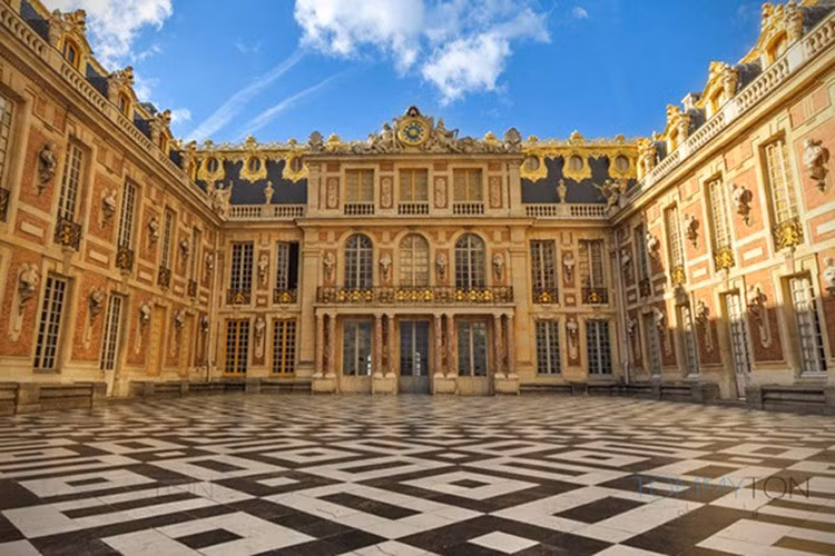 Kiến trúc của cung điện Versailles tuân theo những quy tắc chuẩn mực của chủ nghĩa cổ điển như tính đối xứng của công trình, các hành lang nhiều cột, các công trình nghệ thuật lấy cảm hứng từ truyền thuyết và nghệ thuật cổ đại.