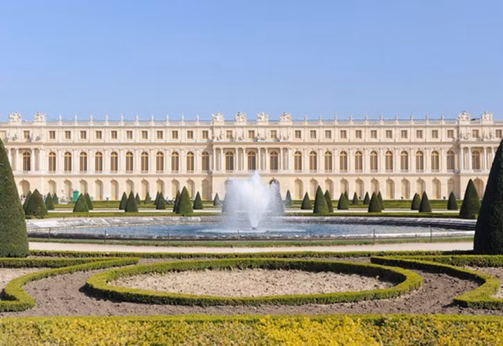Cung điện Versailles được bắt đầu xây dựng vào năm 1661, có diện tích 11 km2 với hơn 700 kiến trúc khác nhau.