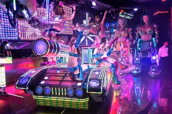 Nhà hàng Robot, Tokyo, Nhật Bản: Nằm giữa khu phố đèn đỏ nổi tiếng của Nhật Bản, nhà hàng được thiết kế độc đáo và được phục vụ bởi những cô nàng robot cực kỳ quyến rũ. Quy tắc của nhà hàng là chỉ cho phép những ai trên18 tuổi mới được vào nhà hàng, không mặc trang phục cosplay, không có hình xăm, không đeo kính mát trong suốt quá trình diễn ra show.