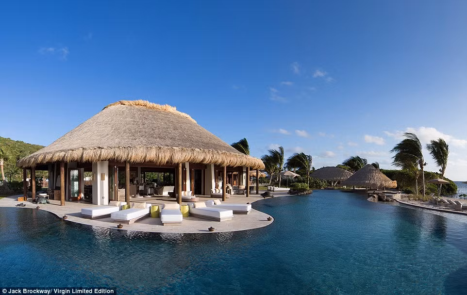 Tỷ phú Richard Branson đã chi 10 triệu USD để mua hòn đảo Moskito trong năm 2007 và ông đã chuyển đổi nó thành một thiên đường nghỉ dưỡng với hệ sinh thái thân thiện nhất trên thế giới.