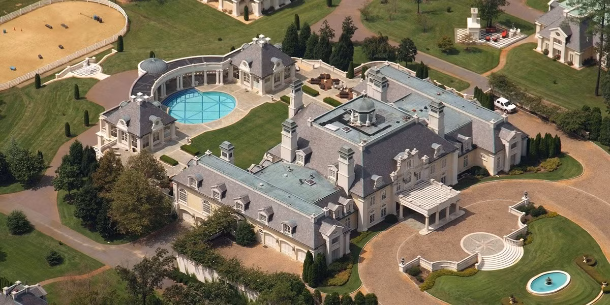 Biệt thự xa hoa này còn được gọi là ngôi nhà ghi-ta, từng được rao bán trên thị trường bất động sản Mỹ với giá 17,9 triệu USD vào năm 2011.