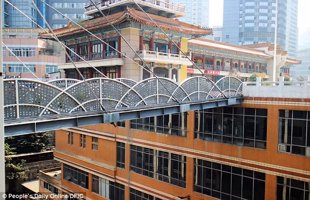 Tuy nhiên chỉ ít lâu sau đó, hai cây cầu cao lần lượt là 65m và 68m đã bị đóng cửa cấm lưu thông vì người dân phàn nàn về sự nguy hiểm.