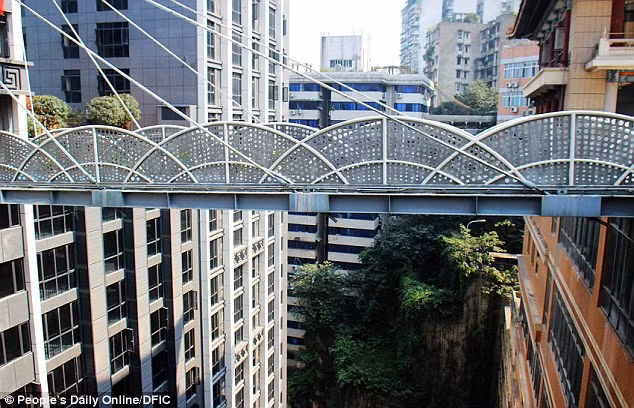 Cây cầu nối hai tòa nhà cho phép người dân có thể đi bộ trực tiếp từ nhà của họ đến các trung tâm mua sắm mà không cần đi qua nhiều con phố sầm uất bên dưới.