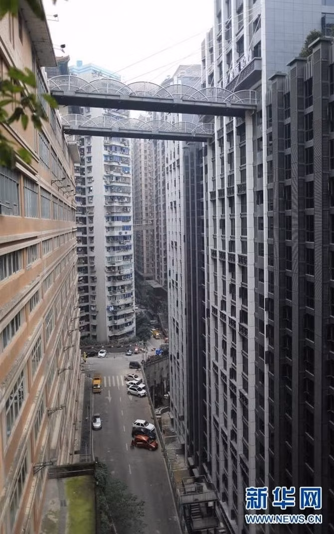 Bà Chen, một người dân địa phương, cho biết: "Có một bãi đậu xe ngay dưới cây cầu, chỉ cần nhìn xuống đó tôi đã thấy rùng mình. Cây cầu này thực sự là quá cao".