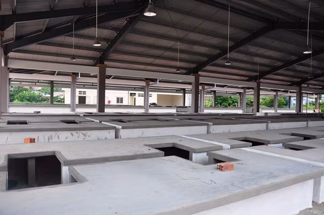 Khu nhà lồng chợ mới Đức Phổ. Đây là nơi kinh doanh mặt hàng tươi sống nhưng vẫn chưa có tiểu thương. Theo nhiều người kinh doanh, thời gian qua họ chưa chịu đến chợ mới buôn bán là do từng tốn quá nhiều chi phí sửa chữa, nâng cấp chợ cũ. Mặc khác, các chị em còn lo ngại việc khách hàng đang quen địa điểm cũ, gần nhà, khi phải đi xa cả người bán lẫn người mua sẽ gặp khó khăn.