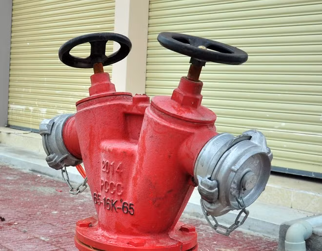 Trụ cứu hỏa được đầu tư bài bản. Ông Huỳnh Ngọc Hưng, Giám đốc Công ty CP đầu tư Hà Mỹ Á (chủ đầu tư chợ mới Đức Phổ) cho hay, chợ vắng do người dân chưa thấu hiểu phương án kinh doanh ở chợ mới. "Từ nay đến Tết Nguyên đán, chúng tôi sẽ không thu phí khi bà con tiểu thương chuyển từ chợ cũ đến đây kinh doanh. Từ năm 2017, chúng tôi mới áp dụng mức phí mới theo quy định của nhà nước", ông Hưng cam kết.